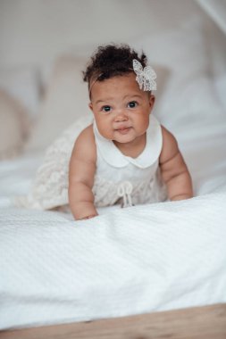 Sevimli melez küçük kızın portresini kapat. 