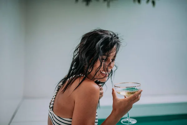 Glückliche Junge Frau Mit Cocktail — Stockfoto