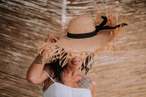 Retrato Modelo Feminino Segurando Chapéu Palha — Fotografia de Stock