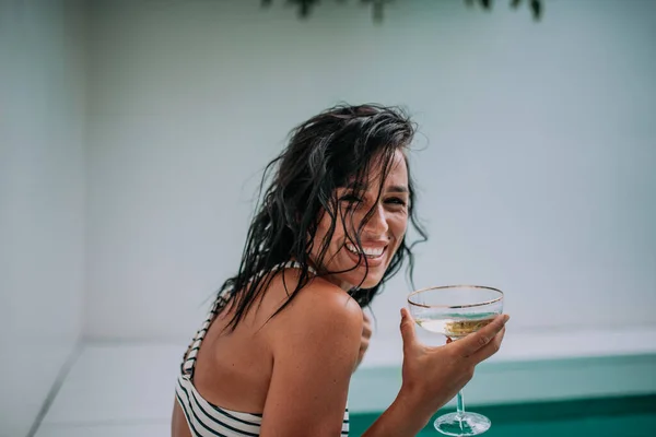 Feliz Joven Mujer Celebración Cóctel — Foto de Stock