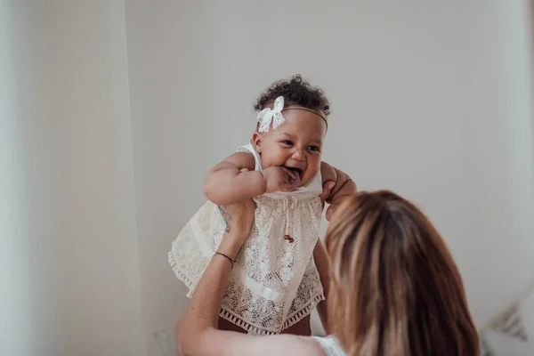 Annesinin Ellerinde Neşeli Bir Kız Bebek — Stok fotoğraf