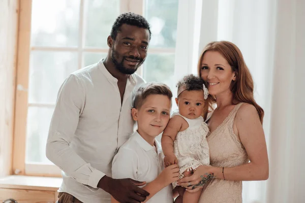 Çocuklu mutlu ırklar arası çift, aile portresi. 