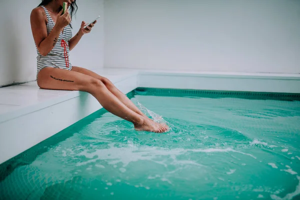 Bela Mulher Com Sorvete Smartphone Sentado Beira Piscina — Fotografia de Stock