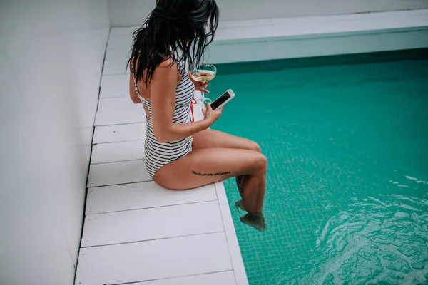 Mujer Joven Con Smartphone Cóctel Cerca Piscina — Foto de Stock