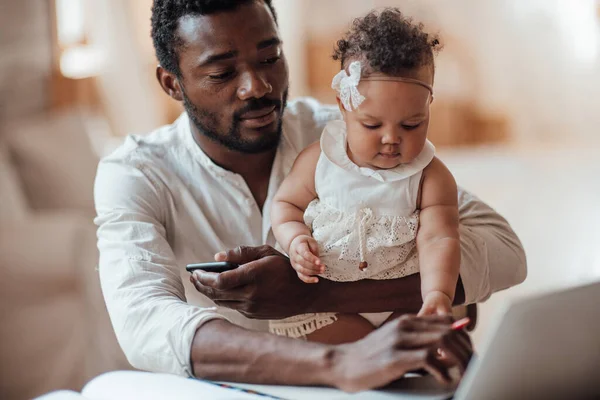 Homem Negócios Africano Trabalhando Casa Laptop Enquanto Segurava Filha — Fotografia de Stock