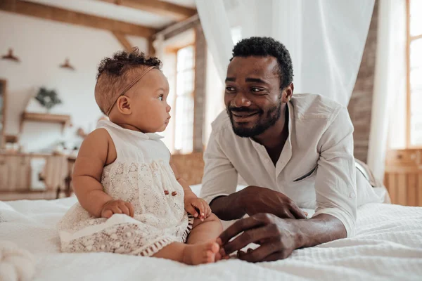 African American Man His Daughter Home — Fotografia de Stock