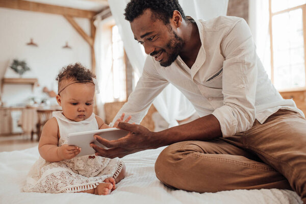 Young Black Man Mixed Race Daughter Digital Tablet — Stock Photo, Image