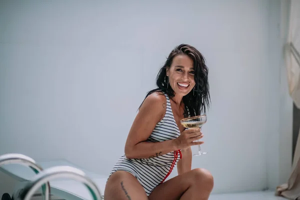 Mulher Relaxante Com Taça Champanhe Piscina — Fotografia de Stock