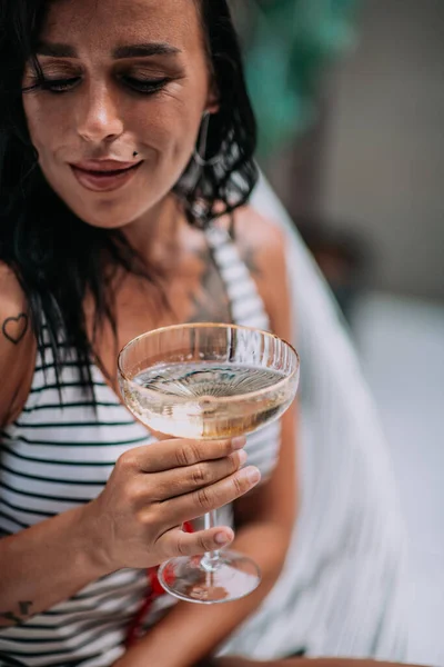 Image Recadrée Une Femme Tenant Cocktail — Photo