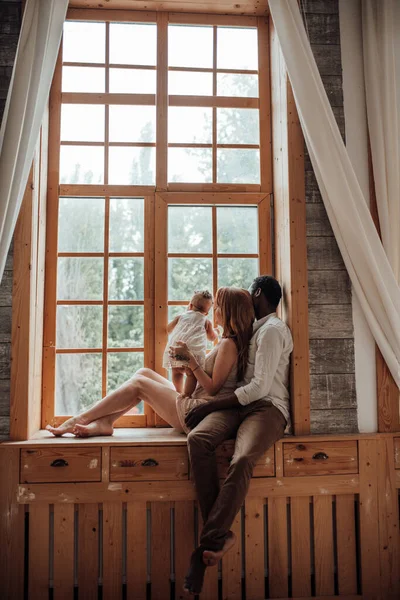 Couple Avec Fille Près Fenêtre Maison — Photo