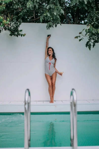 Sexy Mädchen Badeanzug Der Nähe Des Pools — Stockfoto
