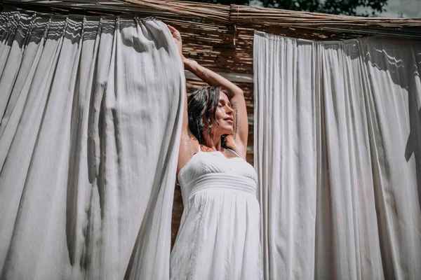 Jovem Senhora Posando Vestido Branco — Fotografia de Stock