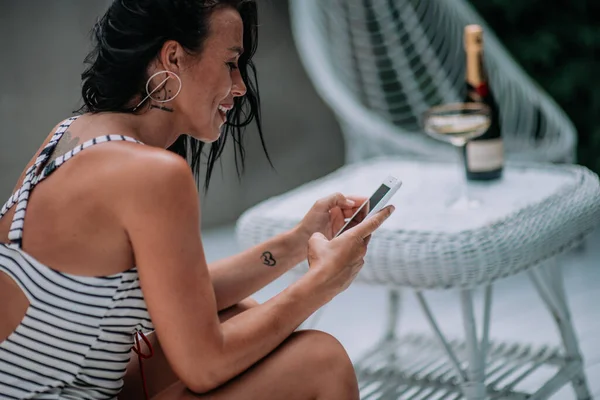 Sexy Jeune Fille Posant Avec Smartphone — Photo