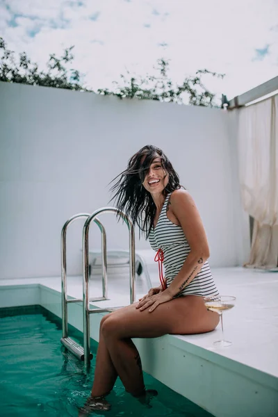 Sonriente Mujer Sosteniendo Copa Champán Piscina —  Fotos de Stock