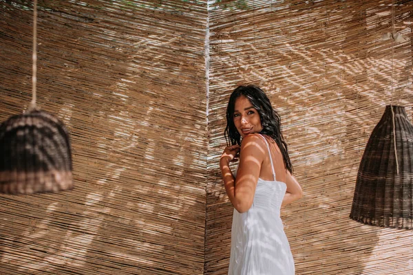 Glückliches Mädchen Posiert Weißen Kleid — Stockfoto