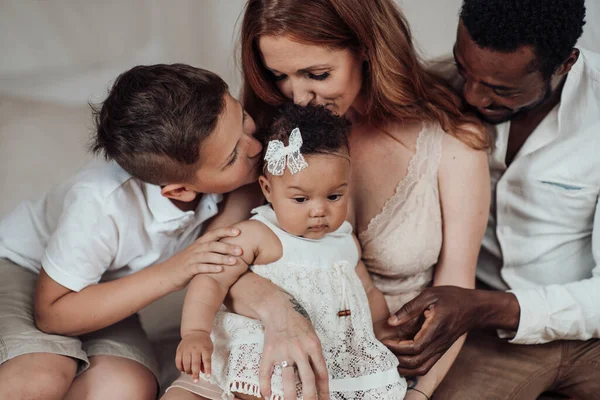 Alegre Casal Interracial Com Crianças Retrato Família — Fotografia de Stock
