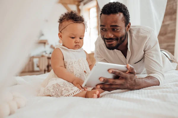 Young Black Man Mixed Race Daughter Digital Tablet —  Fotos de Stock