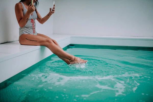 Bela Mulher Com Sorvete Smartphone Sentado Beira Piscina — Fotografia de Stock