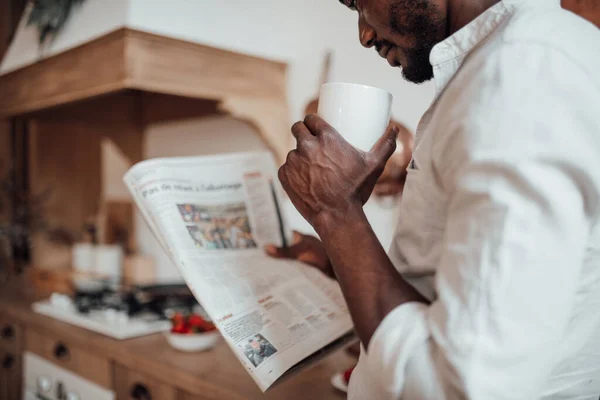 Afro Americano Homem Camisa Ler Jornal Beber Café — Fotografia de Stock