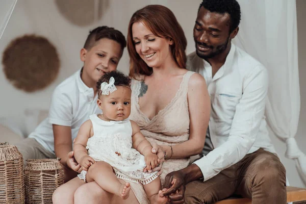 Alegre Casal Interracial Com Crianças Retrato Família — Fotografia de Stock