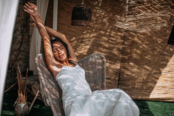 Menina Feliz Posando Vestido Branco — Fotografia de Stock