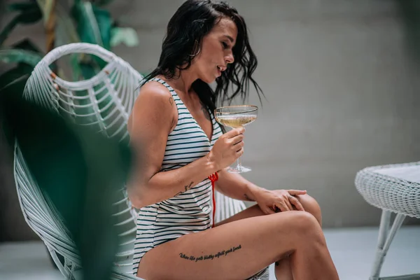 Belle Fille Brune Maillot Bain Avec Cocktail — Photo