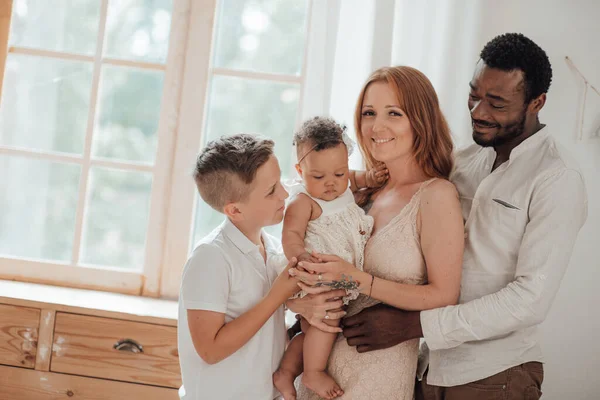 Sorridente Giovane Famiglia Interrazziale Con Bambini — Foto Stock