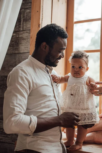 Połączenie Ojca Dzieckiem Szczęśliwy Czarny Człowiek Więzi Słodkie Dziecko Domu — Zdjęcie stockowe