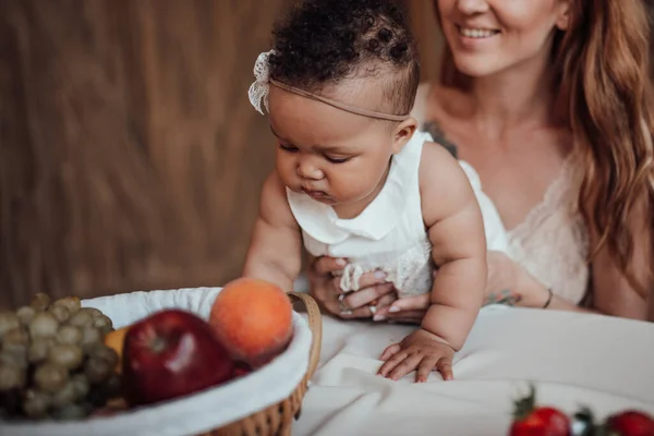 Mladá Žena Malou Smíšené Rasy Dcera — Stock fotografie