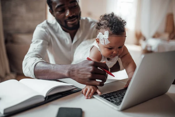 Homem Negócios Trabalhando Casa Laptop Enquanto Segurando Filha — Fotografia de Stock