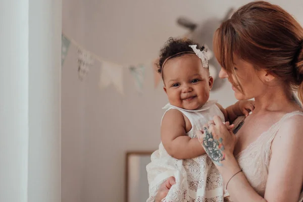 Smíšená Závod Dívka Její Matkou Portrét — Stock fotografie