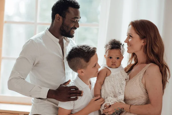 Sorrindo Jovem Família Interracial Com Crianças — Fotografia de Stock
