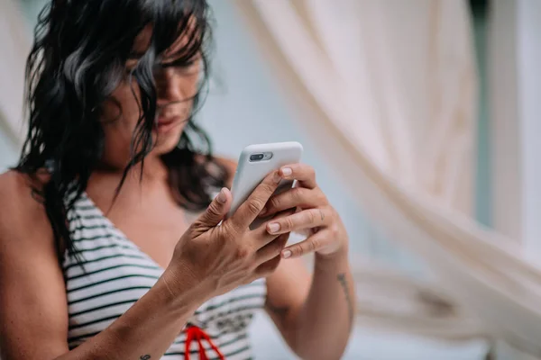 Sexy Ragazza Posa Con Smartphone — Foto Stock