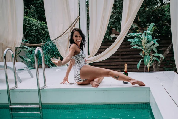 Jeune Femme Reposant Près Piscine — Photo