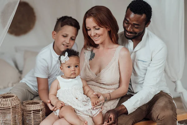 Sorrindo Jovem Família Interracial Com Crianças — Fotografia de Stock