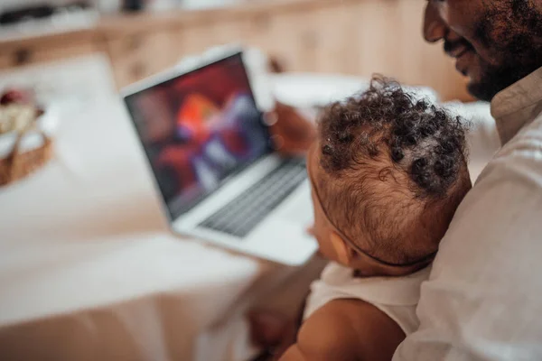 Afrikai Üzletember Dolgozik Otthonról Laptopon Miközben Tartja Lánya — Stock Fotó