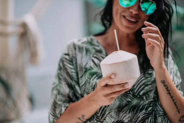 Femme Élégante Dans Des Lunettes Soleil Avec Cocktail Main — Photo