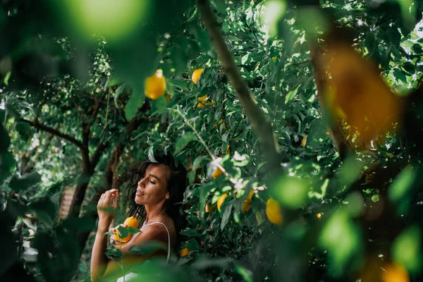 Foco Seletivo Menina Posando Perto Árvore Limão — Fotografia de Stock