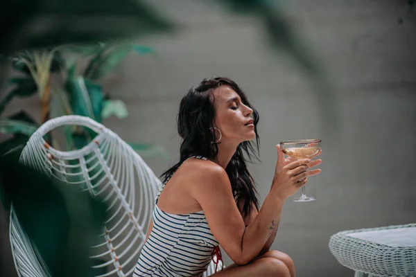 Bella Ragazza Bruna Costume Bagno Con Cocktail — Foto Stock