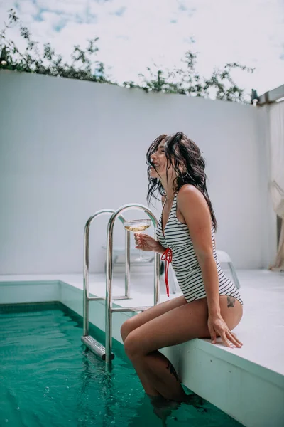 Sonriente Mujer Sosteniendo Copa Champán Piscina —  Fotos de Stock