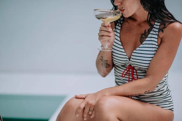 Mulher Relaxante Com Taça Champanhe Piscina — Fotografia de Stock