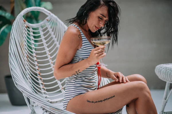 Belle Fille Brune Maillot Bain Avec Cocktail — Photo