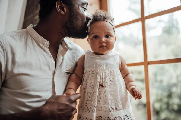 Ευτυχισμένος Μαύρος Άντρας Την Κόρη Του — Φωτογραφία Αρχείου