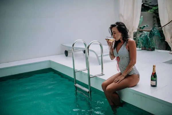 Glückliches Mädchen Mit Glas Und Champagnerflasche Schwimmbad — Stockfoto