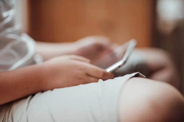 Tiro Recortado Criança Jogando Tablet Digital — Fotografia de Stock