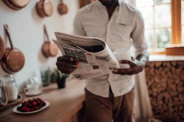 Αφροαμερικάνος Πουκάμισο Διαβάζει Εφημερίδες Και Πίνει Καφέ — Φωτογραφία Αρχείου