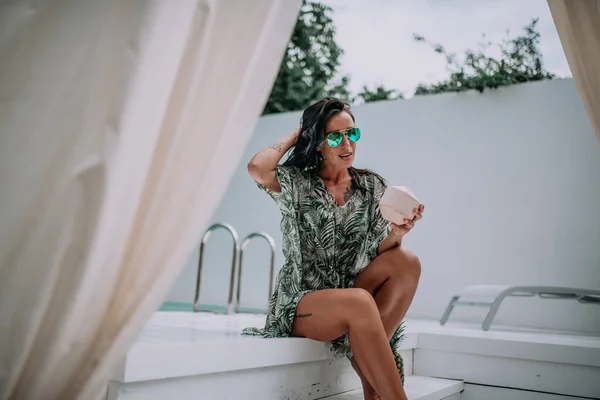 Fröhliches Mädchen Sonnenbrille Mit Cocktail — Stockfoto