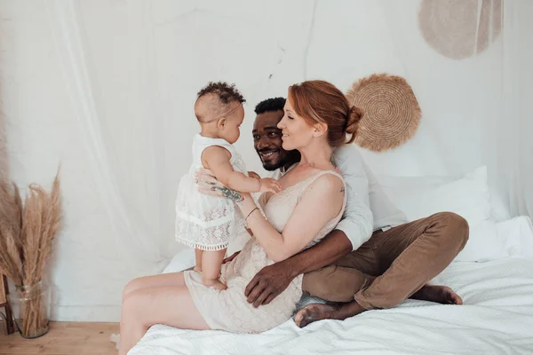 Interracial Ung Familj Porträtt — Stockfoto