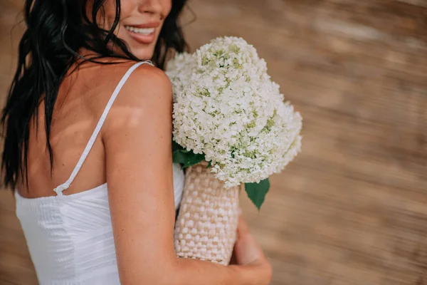 Περικοπή Εικόνα Της Νύφης Λευκό Φόρεμα Λευκά Λουλούδια — Φωτογραφία Αρχείου