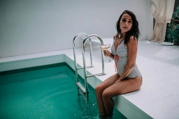 Kadın Yüzme Havuzunda Şampanya Bardağıyla Rahatlıyor — Stok fotoğraf
